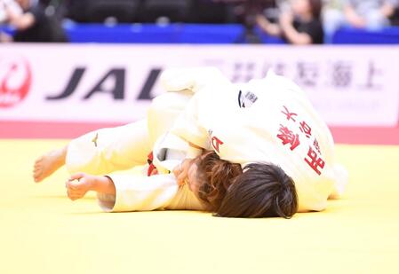 女子無差別３回戦で西條里奈子（右）の押さえ込み技で敗れた古賀ひより＝横浜武道館（撮影・開出牧）
