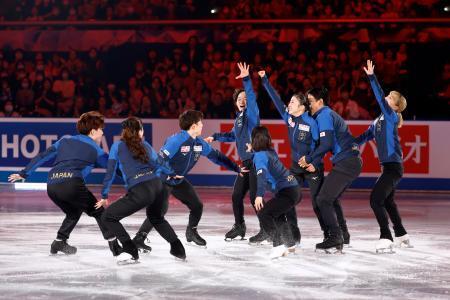 　エキシビションで演技する鍵山優真（左から４人目）ら日本チーム＝東京体育館