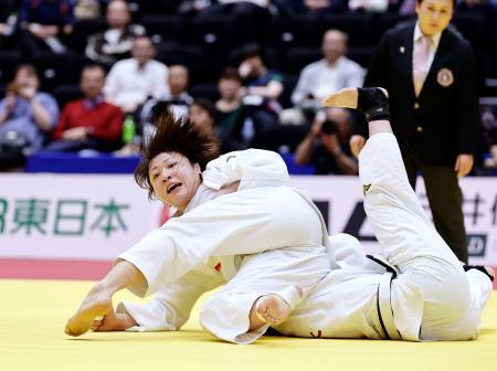 　決勝　白金未桜から大外刈りで一本を奪った田中伶奈。初優勝を果たした＝横浜武道館