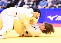 　女子無差別１回戦、鋳山真菜実（上）の攻めに耐える角田夏実（撮影・開出牧）