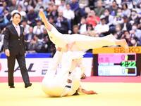 　女子無差別２回戦で橋高朱里（上）にともえ投げをかける角田夏実（撮影・開出牧）