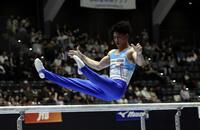 　平行棒の演技をする橋本大輝（撮影・佐々木彰尚）
