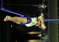 　床運動の演技をする岡慎之助（撮影・佐々木彰尚）