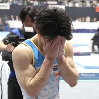 　鉄棒の得点を知り、顔を覆う橋本大輝（撮影・佐々木彰尚）