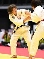 　３回戦で寺田宇多菜（右）に敗れた角田夏実