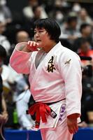 　３回戦で谷岡成美に敗れ引き揚げる新井万央