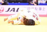 女子無差別３回戦で西條里奈子（右）の押さえ込み技で敗れた古賀ひより＝横浜武道館（撮影・開出牧）