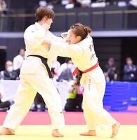 　女子無差別２回戦で平野友萌と激しい攻防を繰り広げる古賀ひより（撮影・開出牧）