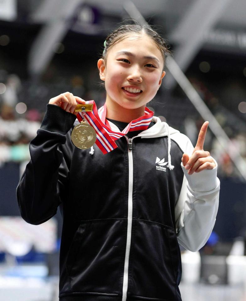 　女子個人総合で初優勝した岸里奈