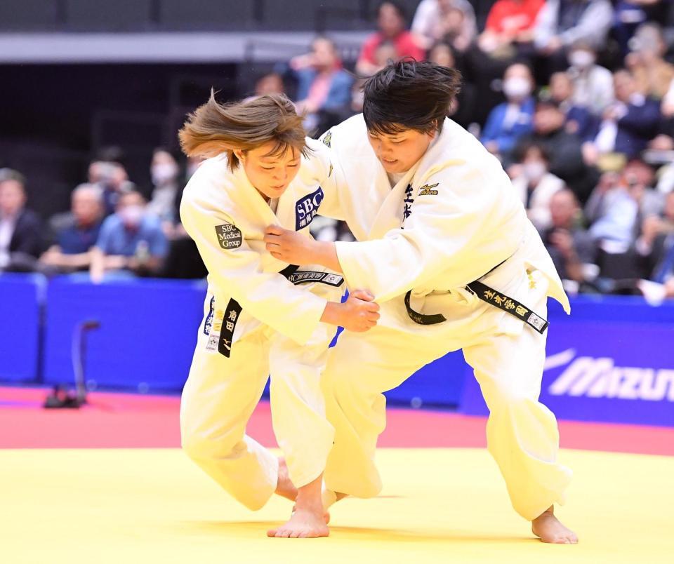 　女子無差別１回戦で鋳山真菜実（右）に判定勝ちした角田夏実（撮影・開出牧）