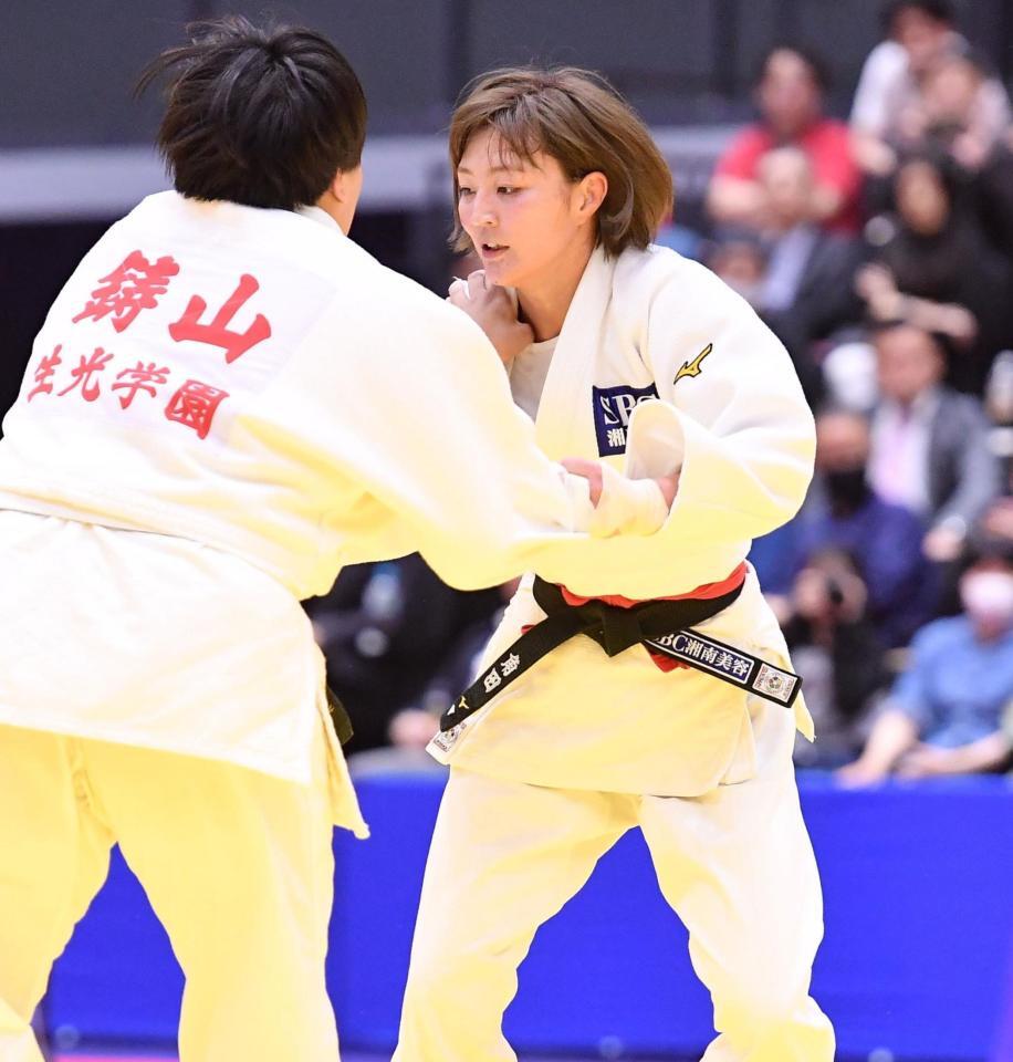 　女子無差別１回戦で鋳山真菜実（左）と激しい攻防を繰り広げる角田夏実（撮影・開出牧）