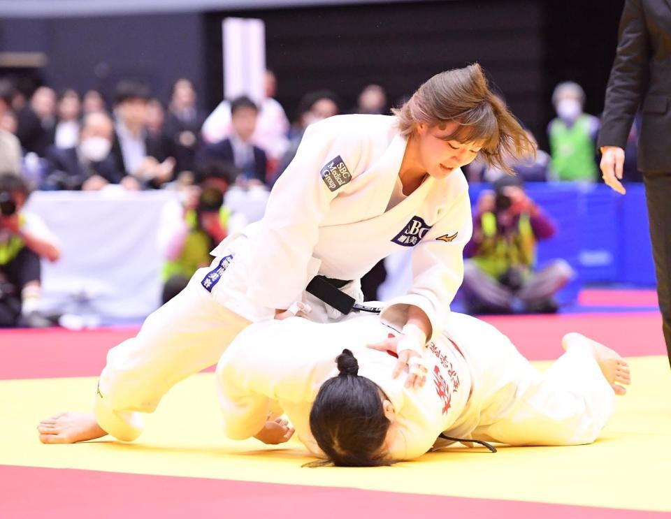 　女子無差別２回戦で橋高朱里（下）を攻める角田夏実（撮影・開出牧）