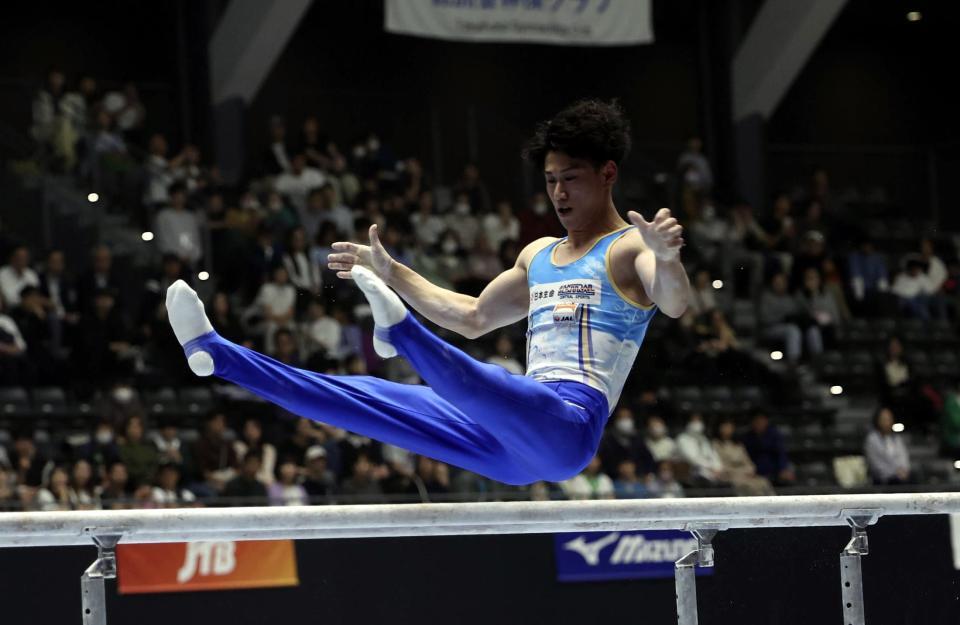 　平行棒の演技をする橋本大輝（撮影・佐々木彰尚）