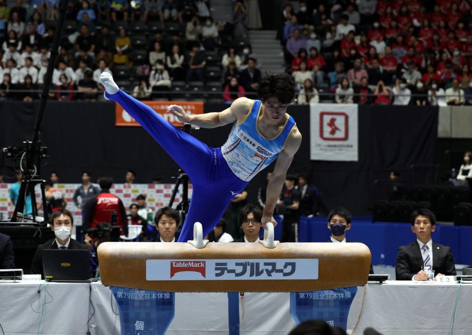 　あん馬の演技をする橋本大輝（撮影・佐々木彰尚）