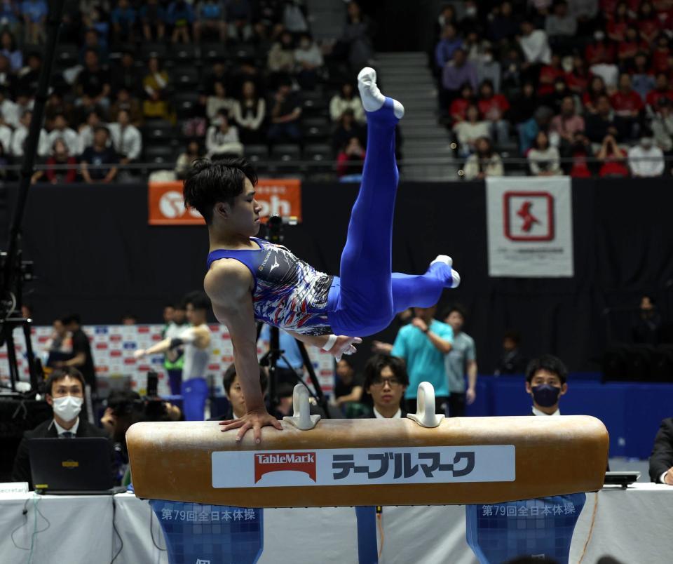 　あん馬の演技をする岡慎之助（撮影・佐々木彰尚）