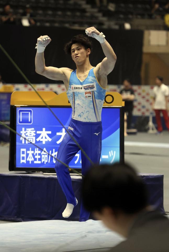 　鉄棒の演技を終えて、こぶしを握る橋本大輝（撮影・佐々木彰尚）