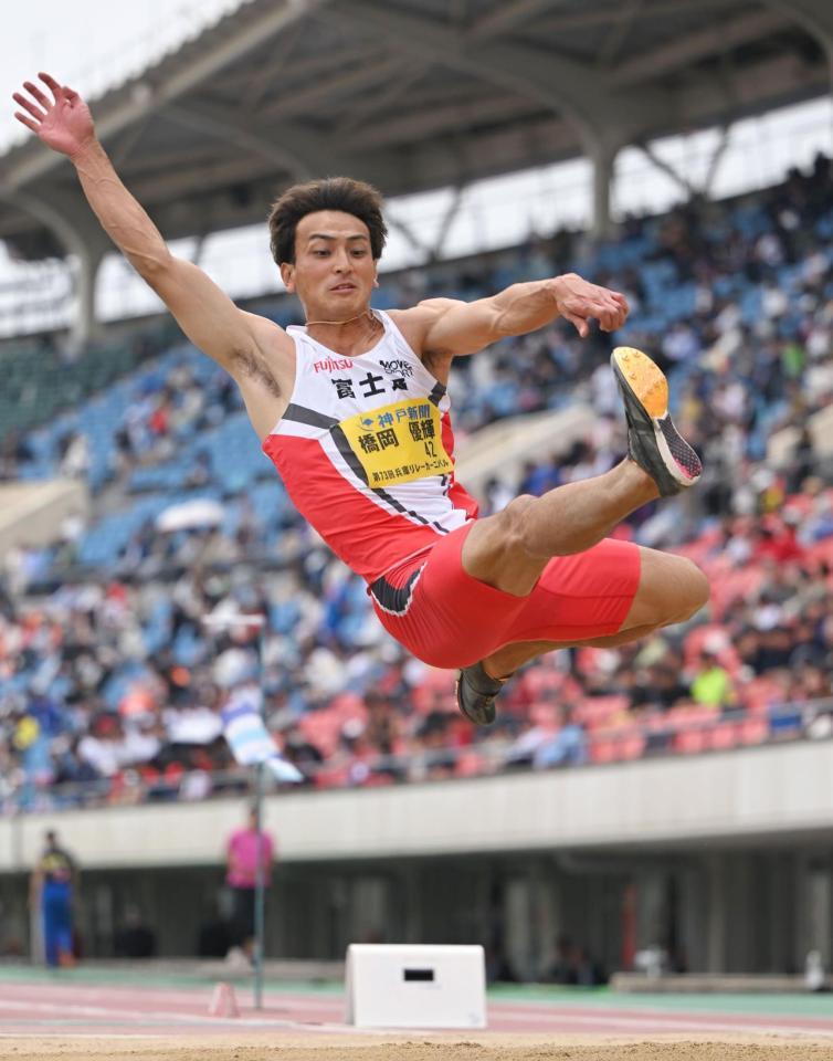 グランプリ男子走り幅跳び決勝　８メートル１０で優勝した富士通の橋岡優輝＝２０日午前、神戸市須磨区、ユニバー記念競技場（撮影・大田将之）