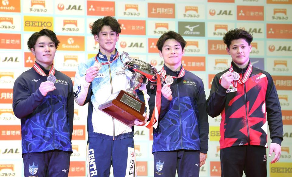 　メダルを手にする（左から）２位の岡慎之助、優勝した橋本大輝、３位の長谷川穀、角皆友晴（撮影・佐々木彰尚）