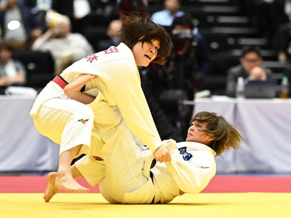 　３回戦で寺田宇多菜（左）に敗れた角田夏実