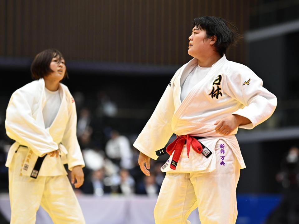 　３回戦で谷岡成美（左）に敗れた新井万央