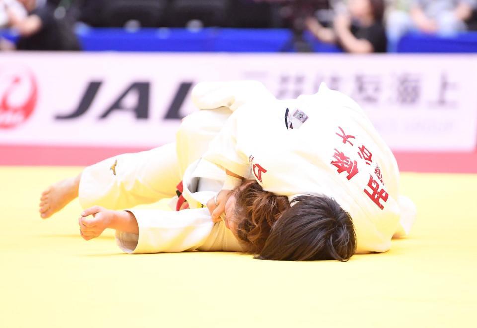 女子無差別３回戦で西條里奈子（右）の押さえ込み技で敗れた古賀ひより＝横浜武道館（撮影・開出牧）