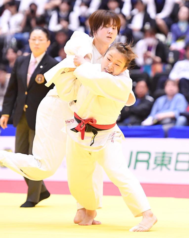 　女子無差別２回戦で平野友萌（後方）に判定勝ちした古賀ひより（撮影・開出牧）