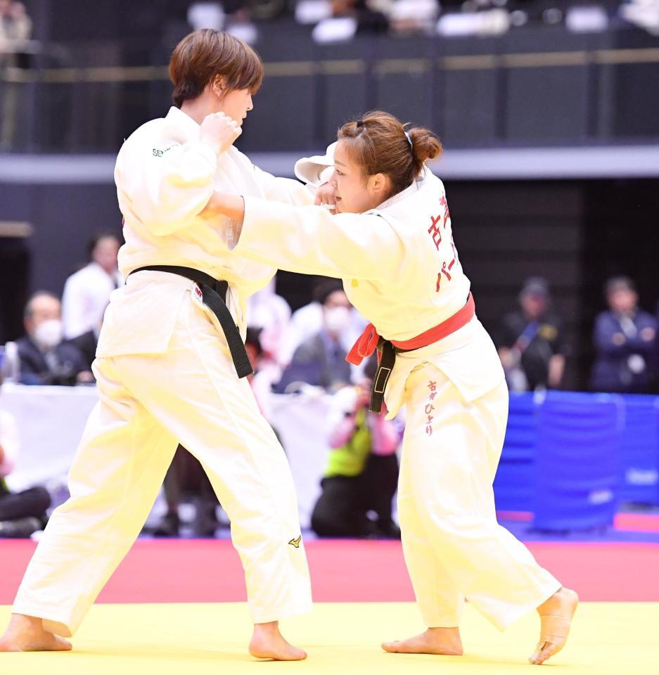 　女子無差別２回戦で平野友萌と激しい攻防を繰り広げる古賀ひより（撮影・開出牧）
