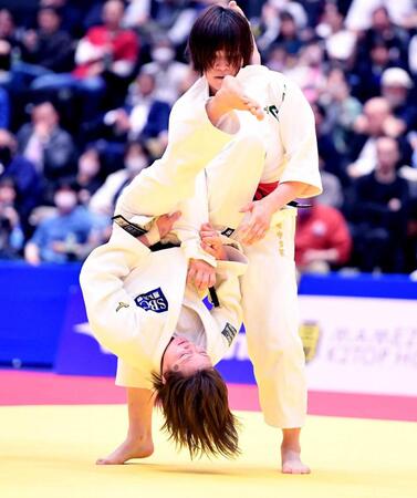 　女子無差別３回戦、攻めきれず寺田宇多菜（奥）に判定負けを喫した角田夏実（撮影・開出牧）