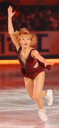 　エキシビションで演技する坂本花織