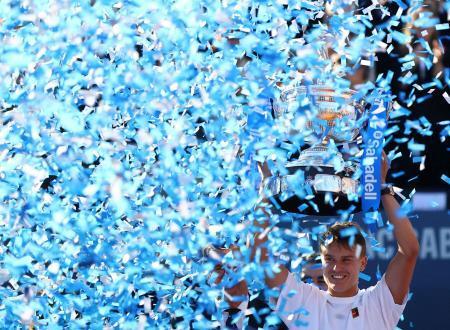 ホルガー・ルネが２季ぶりの優勝　テニスのバルセロナ・オープン