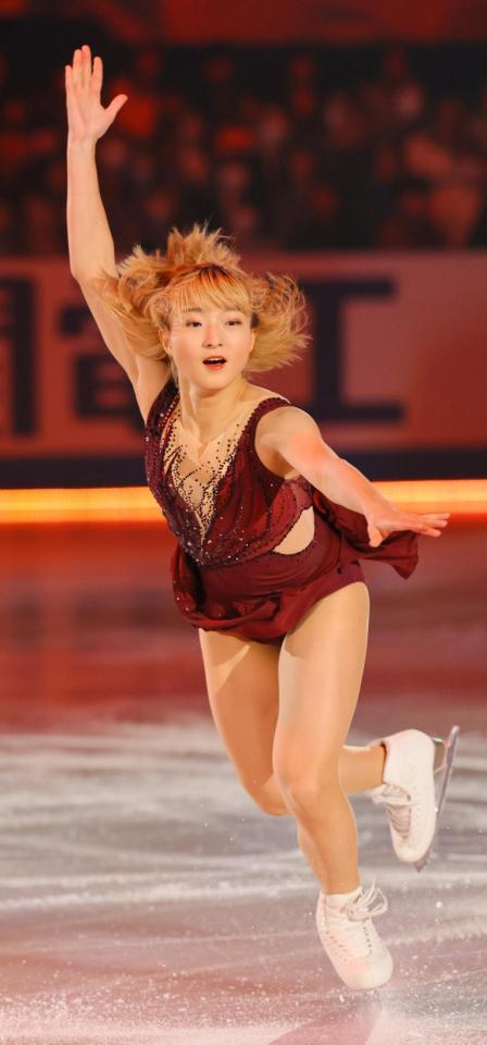 　エキシビションで演技する坂本花織