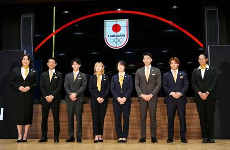 　ＪＯＣ「シンボルアスリート」認定式で写真に納まる選手たち。左から２人目が渡部暁斗