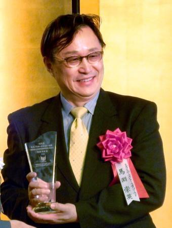 　ミズノメントール賞の表彰式で撮影に応じる馬淵崇英氏＝２２日、東京都内
