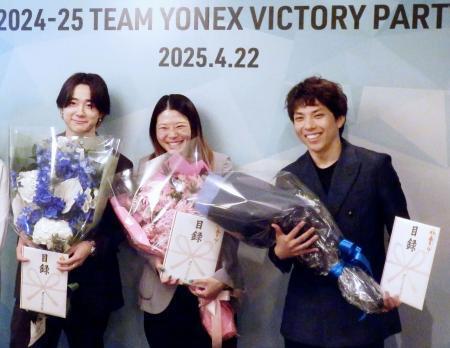 　祝勝会で記念撮影するスノーボードの（右から）平野流佳、冨田せな、戸塚優斗＝２２日、東京都内