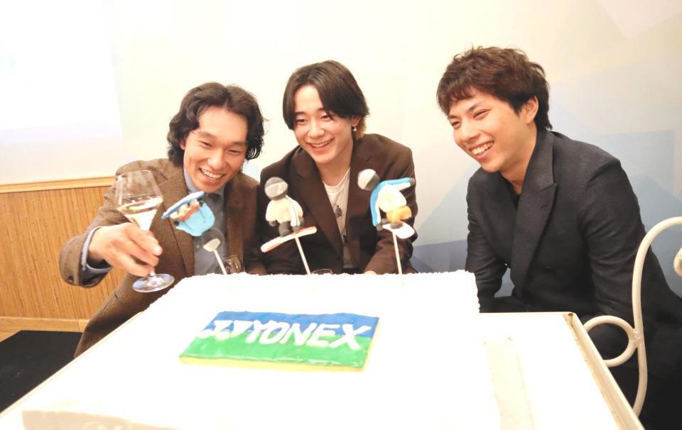 　ヨネックスのシーズン祝賀会で用意された大型ケーキに笑顔を見せる平野流佳（右）、戸塚優斗（中央）