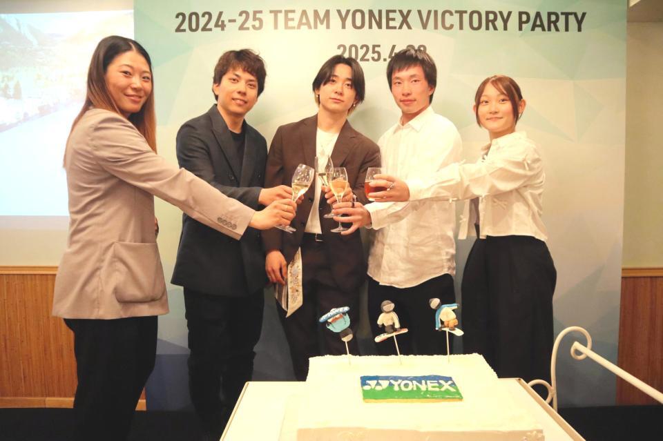 　ヨネックスのシーズン祝賀会に出席した（左から）冨田せな、平野流佳、戸塚優斗、木村葵来、清水さら