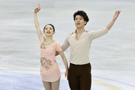 　世界ジュニア選手権でペアフリーの演技を終え、あいさつする清水咲衣（左）、本田ルーカス剛史組＝３月、デブレツェン（共同）