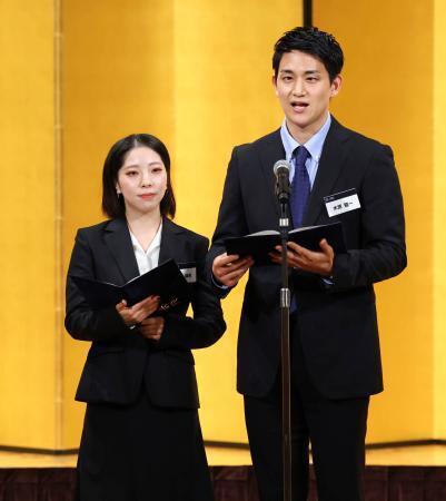 　日本スケート連盟からＪＯＣ杯を授与され、あいさつする三浦璃来（左）、木原龍一組＝２３日、東京都内（アフロ／ＪＳＦ）