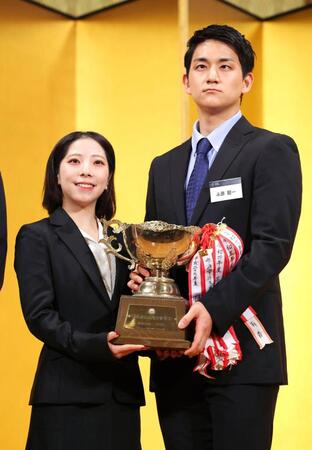 日　本スケート連盟の表彰祝賀会でＪＯＣ杯を手にする三浦璃来（左）、木原龍一組（アフロ／ＪＳＦ）