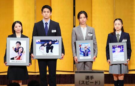 　日本スケート連盟から表彰を受けた（左から）三浦璃来、木原龍一組、高木美帆、島田麻央（アフロ／ＪＳＦ）