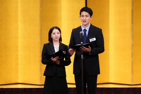 　スピーチする三浦璃来（左）、木原龍一組（アフロ／ＪＳＦ）