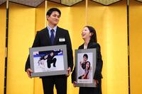 　壇上で笑い合う三浦璃来（右）、木原龍一の「りくりゅう」ペア（アフロ／ＪＳＦ）