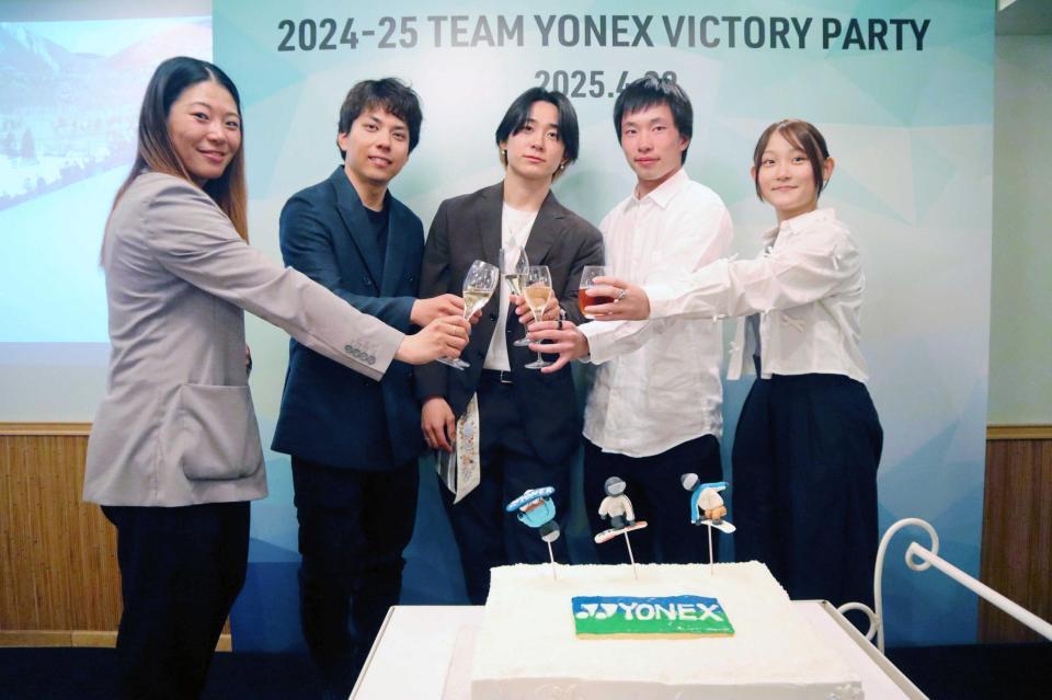 　ヨネックスのシーズン祝賀会に出席した（左から）冨田せな、平野流佳、戸塚優斗、木村葵来、清水さら