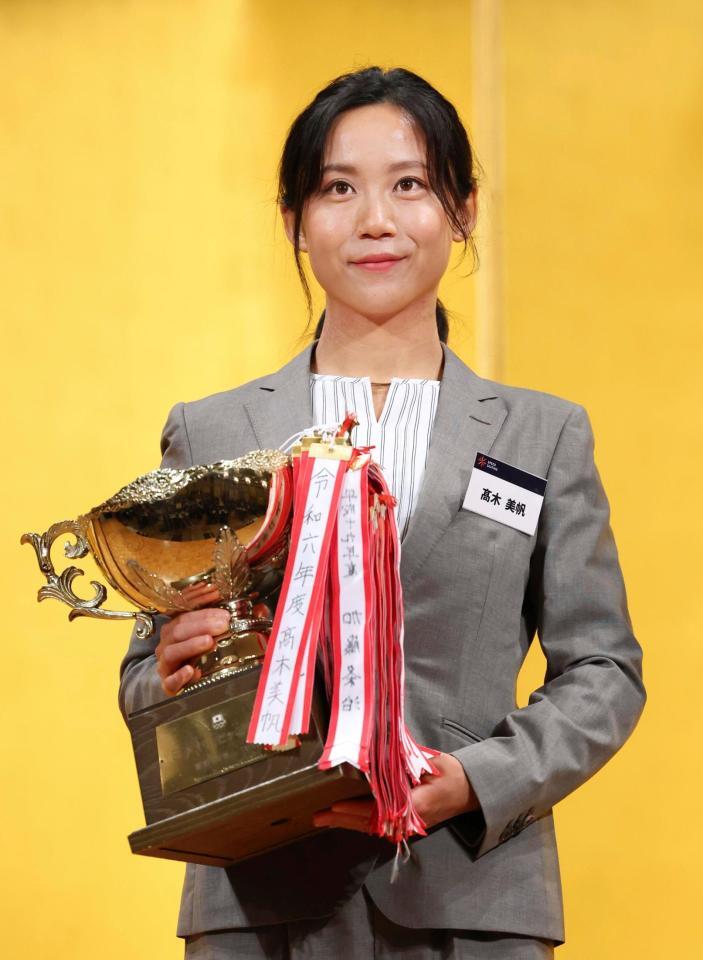 　日本スケート連盟の表彰祝賀会でＪＯＣ杯を手にする高木美帆（アフロ／ＪＳＦ）