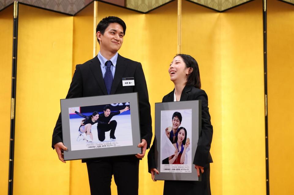 　壇上で笑い合う三浦璃来（右）、木原龍一の「りくりゅう」ペア（アフロ／ＪＳＦ）