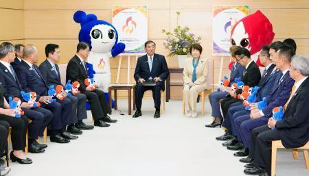 　アジア大会とアジアパラ大会の推進議員連盟と面会する石破首相（奥左）＝２４日午前、首相官邸