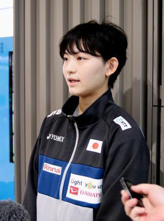 　取材に応じるバドミントン日本代表の宮崎友花＝２４日、成田空港