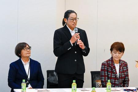 　ソフトボール振興議員連盟の総会に出席した上野由岐子投手（中央）＝２４日、東京都内