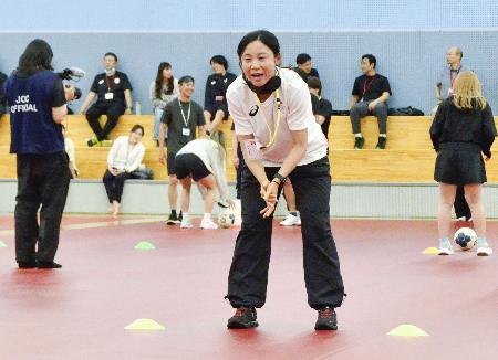 　ブラインドサッカーを体験するスピードスケート女子の高木美帆＝２４日、味の素ナショナルトレーニングセンター