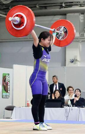 　女子４９キロ級　優勝した鈴木梨羅のスナッチ＝福井県産業会館